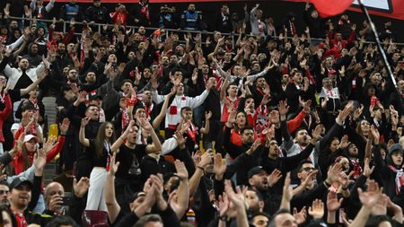 A fugit de jandarmi prin stadion și s-a refugiat între fanii lui Dinamo, care au făcut "scut" în jurul lui. Ce a urmat