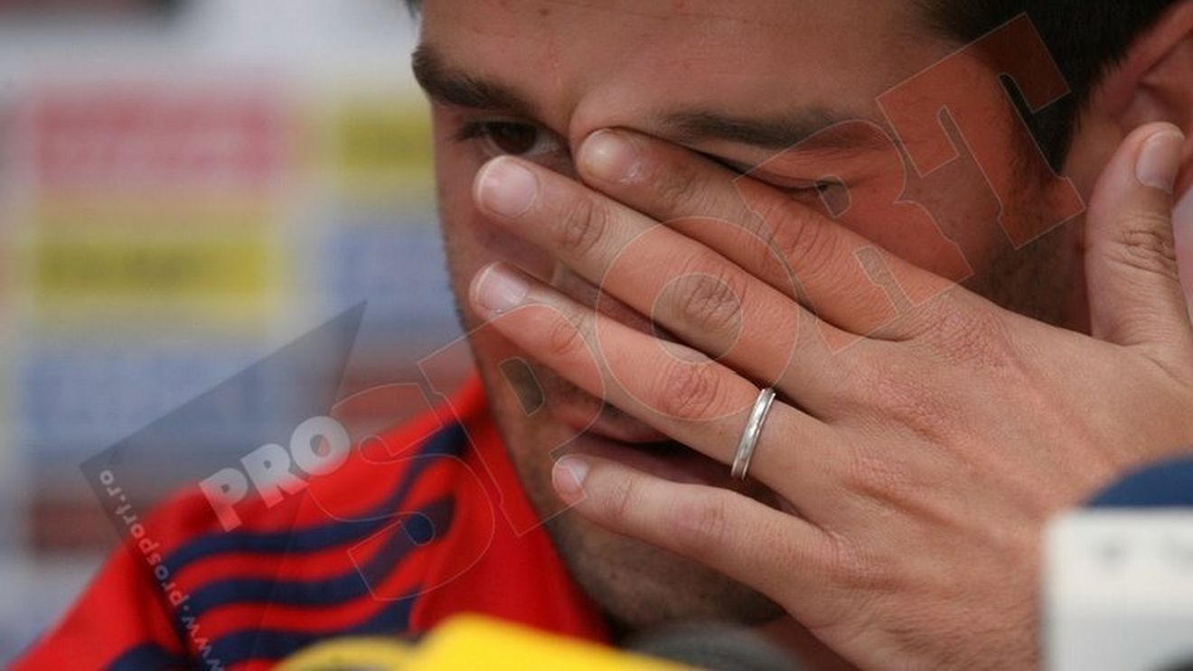 FOTO** Chivu, în lacrimi la conferința de presă: "Îmi era ușor să renunț! Oamenii îmi spuneau că aș putea să-mi bag picioarele"