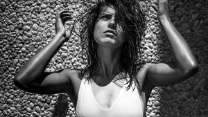 IMAGINEA ZILEI | Când blițurile strălucesc pe Sorana... Set de poze de cover realizate de Cîrstea în Statele Unite 