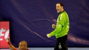 VIDEO Să fie golul secolului în handbal? Un portar a marcat cu...piciorul!