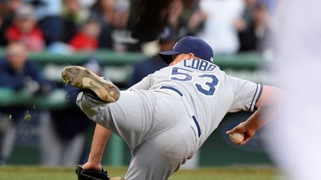 VIDEO Lovit în cap cu 150 km/h! Un jucător de baseball a fost făcut KO după ce a fost lovit cu o minge!
