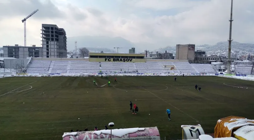 Organizatorii s-au ”luptat” cu zăpada înainte de FC Brașov - Metaloglobus! A nins abundent peste noapte la Brașov, iar suprafața de joc a fost acoperită cu un strat gros de nea. Cum se prezenta terenul cu o oră înainte de joc