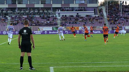 Plictiseala unei nopți de vară! Poli Iași s-a impus în prelungiri pe ”Dan Păltinișanu”, după un meci anemic cu Poli Timișoara. Doar galeria bănățenilor a încins atmosfera