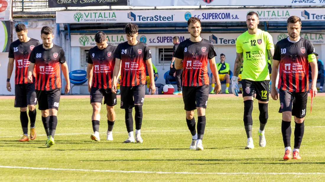 Gloria Bistrița Năsăud riscă să piardă locul 1 în Liga 3 și să aibă suspendat un jucător de bază! Cazul echipei lui Pustai, aproape asemănător cu cel al Barcelonei, aflat și el pe rol