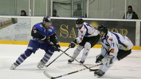 Arbitru maghiar, bătut cu crosa de un suporter la Miercurea Ciuc. Incidentul a avut loc vineri după meciul de hochei HSC - Corona