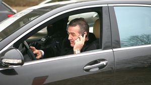 Gigi Becali, tras pe dreapta în trafic în timp ce era în direct la TV: „Stai că m-a oprit poliția, că de ce vorbesc la telefon”
