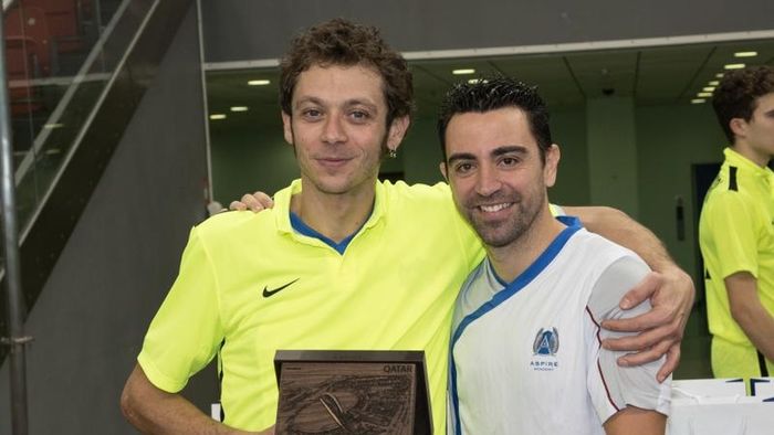 FOTO | Fotbal între legende în Qatar înaintea startului noului sezon din MotoGP. Valentino Rossi și Xavi s-au duelat pe teren
