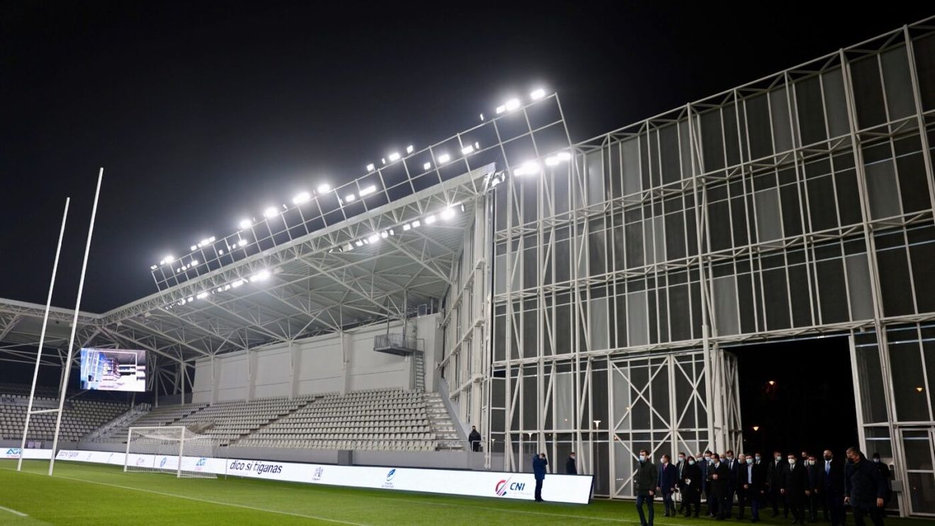 De ce sunt încă „în aer” primele meciuri ale lui Dinamo și FCSB pe teren propriu în Superliga! Când e ziua decisivă, care sunt cele 4 probleme, dintre care una e de cascadorii râsului: „De-o lună evită să deschidă un geam, e adevărul! Geamul care ține în loc două derby-uri!” | EXCLUSIV