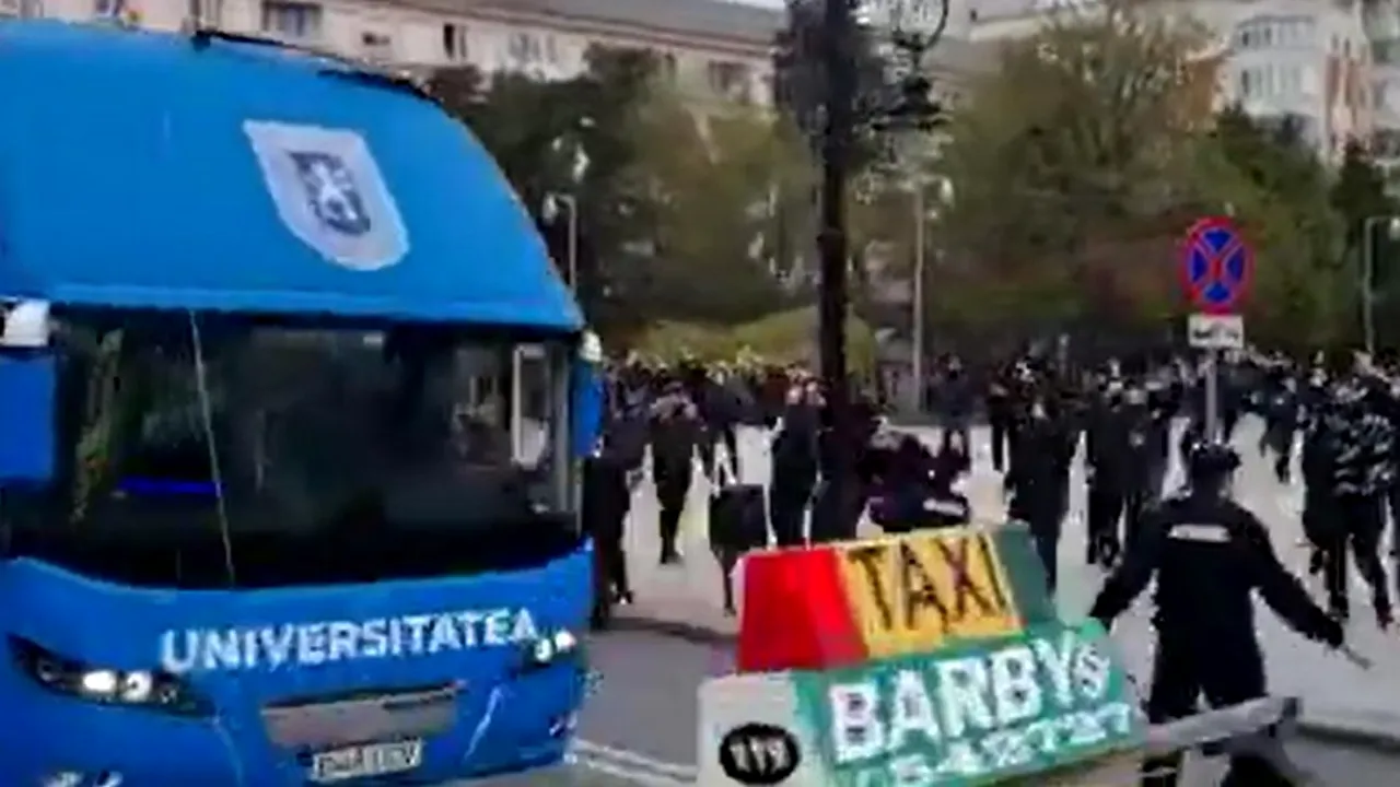 Întâlnire șoc în Oltenia! Ultrașii lui FC U au dat peste autocarul CSU Craiova. Ce a urmat | VIDEO