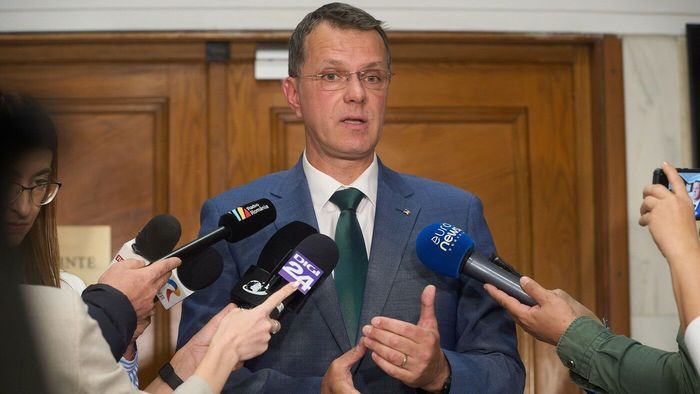 Ministrul MApN care a promis că duce Steaua în Superliga, făcut praf de CTP pentru că și-ar fi falsificat CV-ul: „Prostul Ion își schimbă numele în Prostul Vasile”