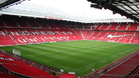 O nouă problemă pentru Manchester United: gazonul de pe Old Trafford miroase puternic a usturoi