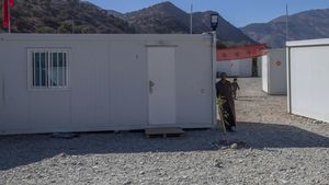 Le-a făcut un sat din containere oamenilor ale căror case au fost distruse de cutremur! Cum arată localitatea apărută din praf și pulbere