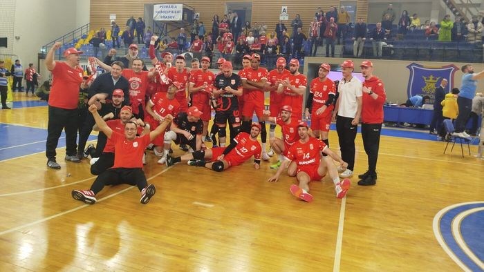 Dinamo e campioana României după 30 de ani! „Câinii” lui Bogdan Tănase au sărbătorit câștigarea titlului împreună cu fanii la Brașov