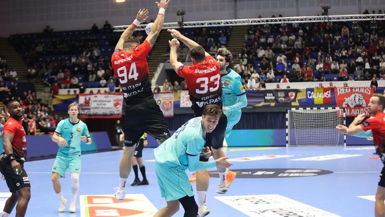 Dinamoviștii au oferit momentele serii în Liga Campionilor! Ce au adus „câinii” pentru catalani și gestul superb al fanilor după lecția de handbal a Barcelonei