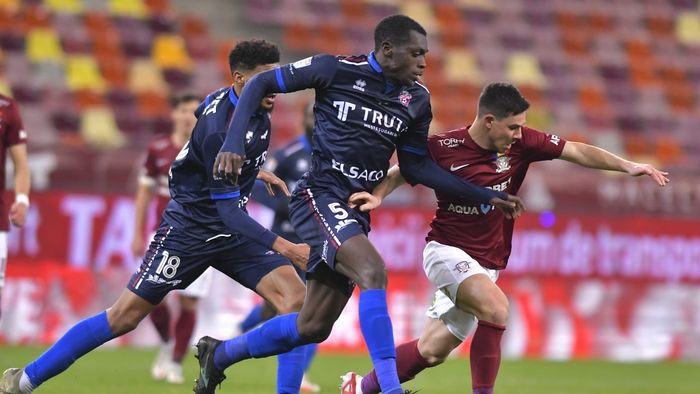Ar putea să fie cea mai mare greșeală din viața de antrenor a lui Gică Hagi! „Regele” l-a dat afară, iar acum fotbalistul e un star în Liga 1 și a declanșat un război între FCSB și CFR Cluj pentru transferul lui