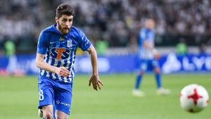 Mijlocașul român care-l ironizează pe Cosmin Contra: "Joc într-un campionat mult mai puternic decât Romania, sunt titular, ne batem la campionat an de an...De ce să mă convoace?"