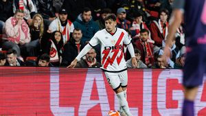 Andrei Rațiu e din nou aproape de transferul vieții la FC Barcelona. Catalanii îl vând pe Jules Kounde cu 75.000.000 de euro