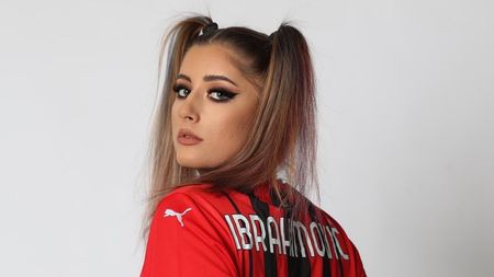 Andreea Prisacariu s-a pozat cu tricoul lui Ibrahimovic, într-o ipostază provocatoare, iar golgheterul Ligii 1 a comentat imediat! GALERIE FOTO