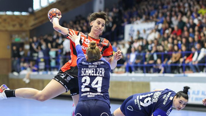 Ruptură între Cristina Laslo și Florentin Pera? Căpitanul „tricolorelor” nu face parte din lotul de handbal feminin pentru Trofeul Carpați și a fost trimisă la tineret la echipa de club Gloria Bistrița. EXCLUSIV