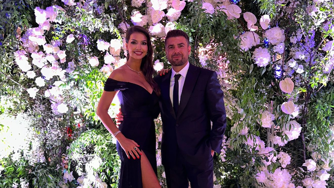 Adrian Mutu a fost „Briliantul” de la nunta lui Ianis Hagi, dar adevărata „perlă” e soția lui! Apariție spectaculoasă a Sandrei Mutu, într-o rochie cu un decolteu amețitor