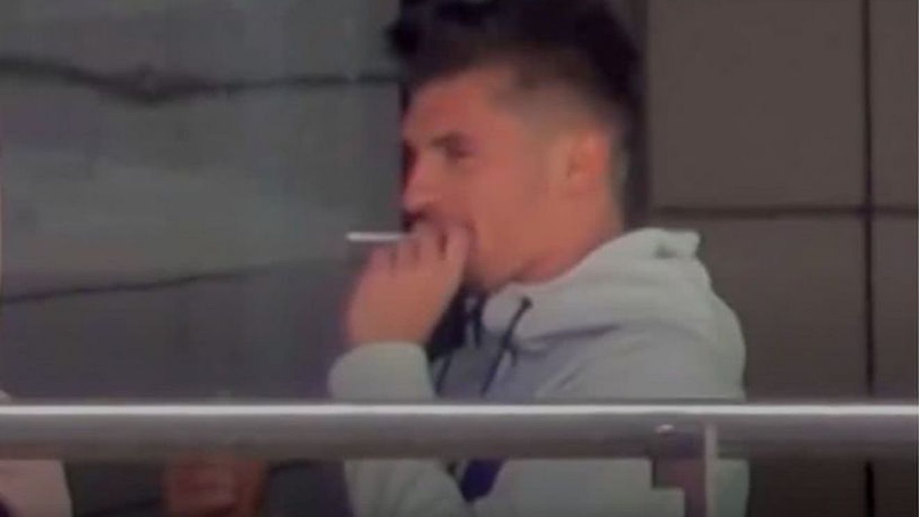 FOTO | Două vedete FCSB, prinse că "sudează" țigările!