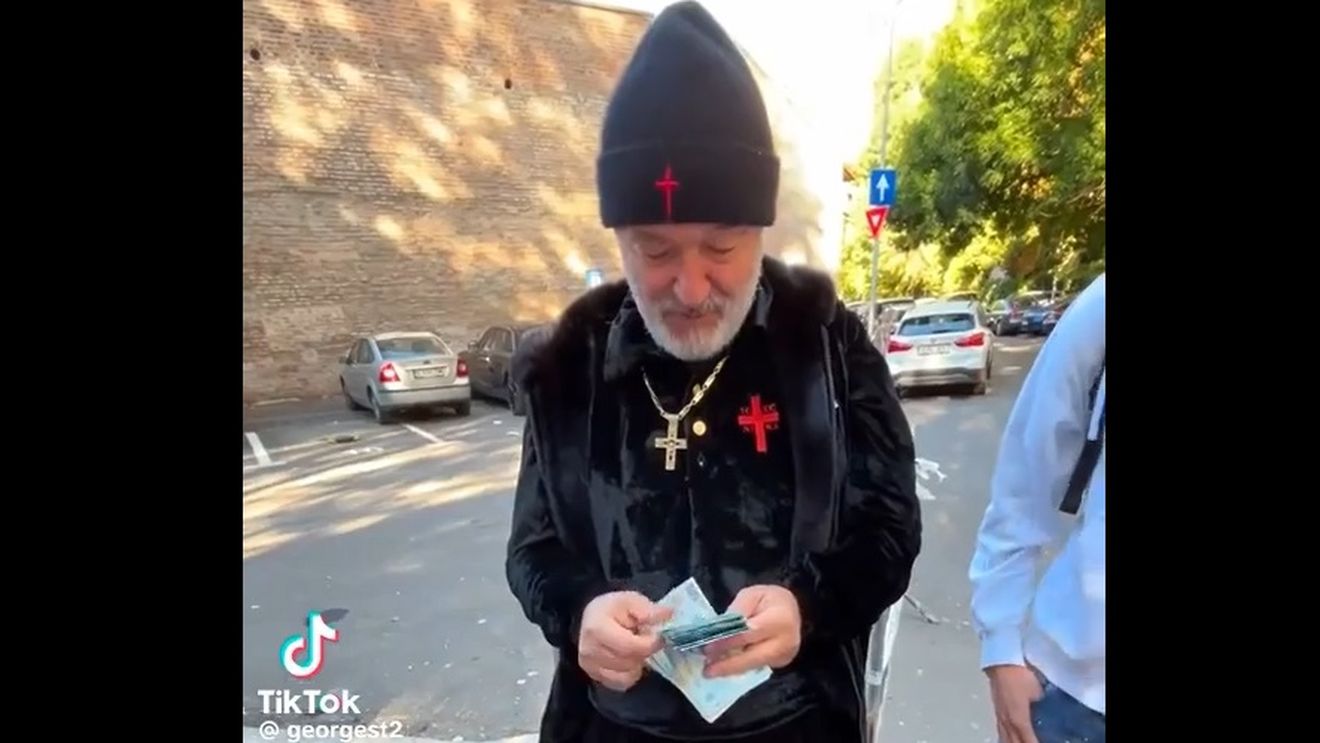 Gigi Becali a împărțit bani adolescenților din liceul „Mihai Eminescu”. Imagini cu miliardarul, primit ca un idol de tineri