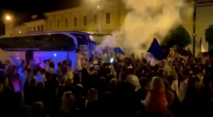 VIDEO | Sărbătoarea de la miezul nopții. Unirea Dej, așteptată de sute de fani în centrul orașului după promovarea în Liga 2. Antrenorul Dragoș Militaru, discurs la portavoce