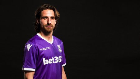 Joe Allen merge în Championship cu Stoke! Mijlocașul poreclit "Pirlo al Țării Galilor" și-a prelungit contractul, în ciuda retrogradării