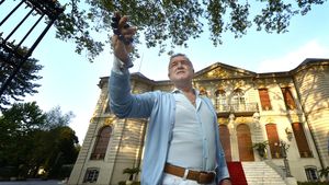 Scandal în fața casei lui Gigi Becali, când toată lumea se pregătea de nuntă! S-au luat la bătaie, iar poliția și jandarmii au intervenit