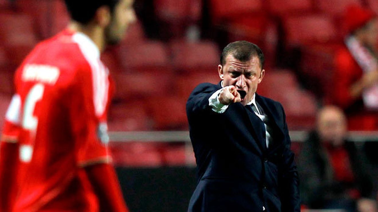 Mourinho nu este singurul vizat înlocuitor pentru Benitez!** Roman Abramovich îl are ca rezervă pe antrenorul căruia Dorinel Munteanu i-a administrat una dintre cele mai mari umilințe