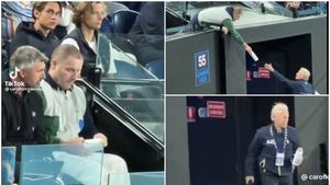 Încă un episod „prafuri pentru Novak Djokovic", la Australian Open! De această dată, colaboratorii sârbului au scris și un mesaj pe sticla misterioasă | VIDEO