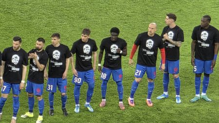 Gestul fotbaliștilor FCSB pentru Mircea Lucescu la meciul cu Oțelul Galați. Respect total pentru fostul selecționer