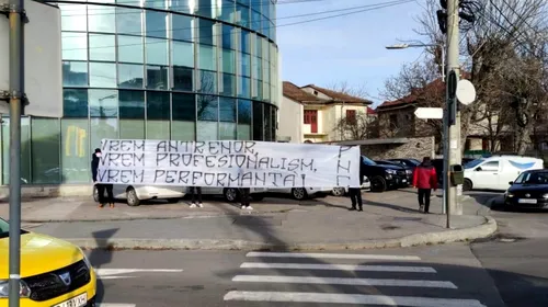 Suporterii Craiovei s-au dus la biroul lui Mihai Rotaru şi la cantonamentul echipei pentru a protesta: „Vrem antrenor! Vrem profesionalism! Vrem performanţă!”