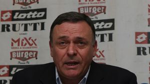 Constantin se contrazice:  "Cu mai mult de 6 ore înainte de meci, arbitrii au avut voie să se întâlnească"