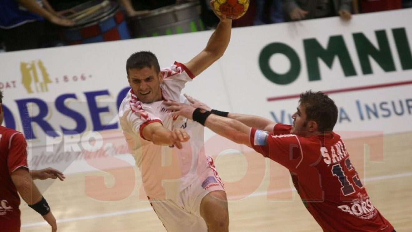 Dinamo a "măturat" cu Steaua la handbal