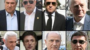 Închisoarea, fabrică de academicieni. Oamenii de fotbal condamnați la închisoare au scris împreună nu mai puțin de 25 de cărți, aproape toate sunt plagiate. VIDEO | Ce lucrări au publicat Gigi Becali, Ioan Becali sau Cristi Borcea