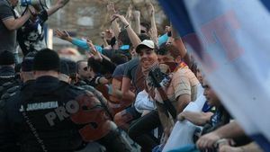 Asociația Suporterilor Români:** "Intervenția jandarmilor la mitingul din Piața Victoriei a fost nejustificată! Suporterii au fost jigniți, provocați și intimidați"