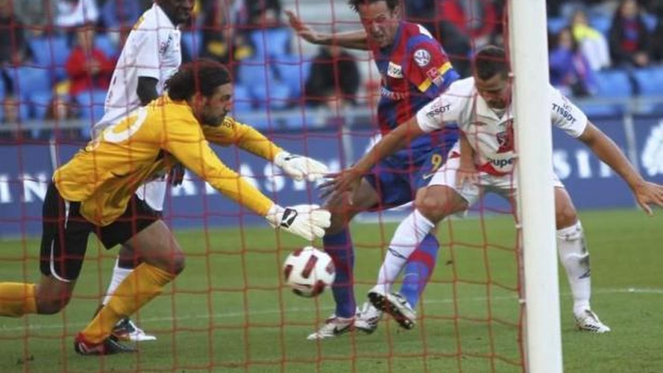 Frei terorizează Elveția**: Basel - Neuchatel 4-1