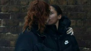 Prezentatoarea emisiunii sportive se iubește cu o cântăreață cunoscută! Primele imagini cu cele două când se sărută în public