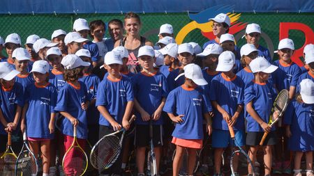 VIDEO | Întrebare și răspuns pentru Simona Halep: "De ce ai pierdut la US Open? Nu știi? Nici eu nu știu!". Numărul 2 mondial din WTA și Ion Țiriac au schimbat azi câteva mingi la inaugurarea a două terenuri de tenis