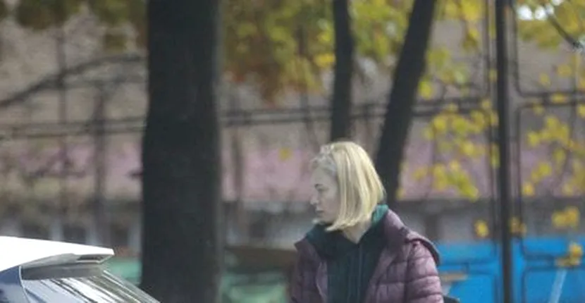 FOTO EXCLUSIV / Augusta Lazarov și-a scos soțul și copilul la relaxare în parc. S-au plimbat împreună, dar au plecat separat!