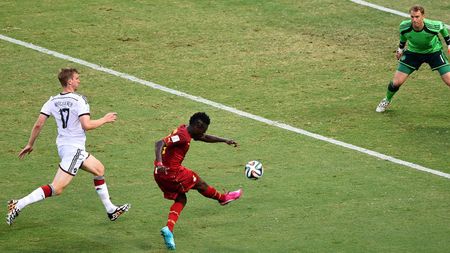 Van Nistelrooy e de părere că Asamoah Gyan ar trebui să-și regândească viața: "Ce caută în Emirate?"