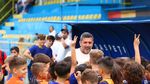 Cum a sărbătorit Marius Baciu ziua de 1 iunie! Antrenorul de la FCSB s-a distrat, alături de cei mici, într-un cartier al Capitalei la o academie din Top 20