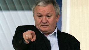 Omul pus de Ilie Bolojan şef peste exporturile României e acuzat de milionarul Adrian Porumboiu: „Mi-a cerut şpagă 200.000 de euro”