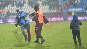 FOTO | Dezgustător. Un steward de pe "Ion Oblemenco" a lovit un fan al echipei CSU, chiar sub ochii fiului suporterului 