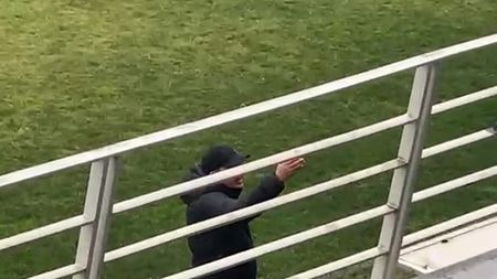 „Regele” nu a mai suportat ironiile din tribună. Gică Hagi l-a pus la punct pe un suporter recalcitrant la meciul amical Farul - FC Argeș. „Taci din gură, tată! E a doua oară! Taci din gură!” Constănțenii au făcut show în primul amical al iernii | VIDEO