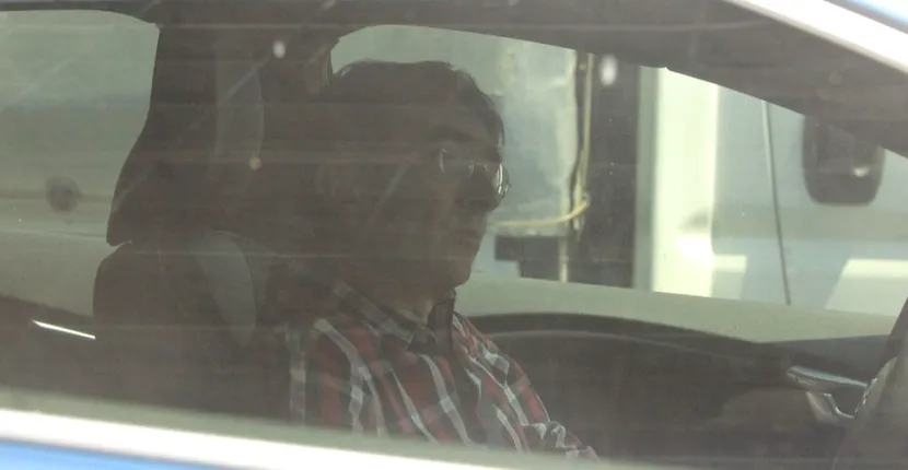 FOTO EXCLUSIV / Mihai Găinușă, preocupat în trafic. Cum a fost surprins în mașină