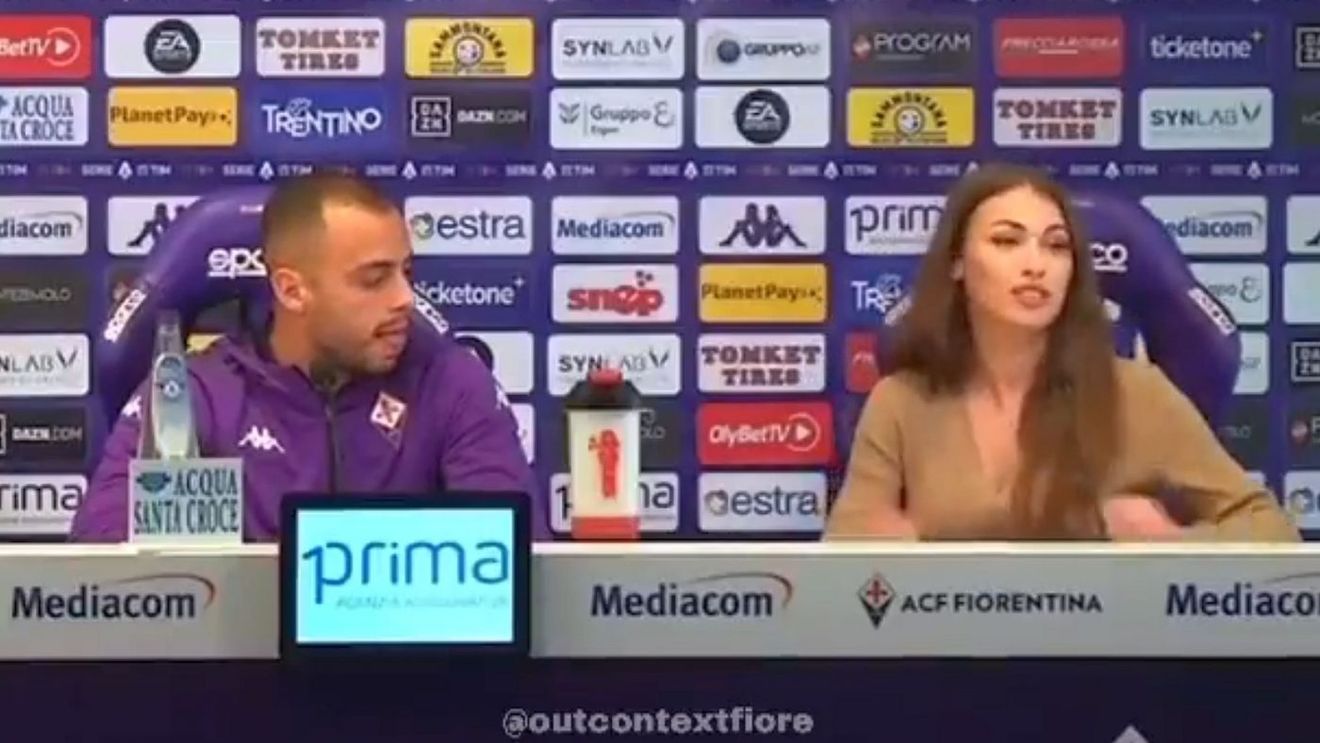 Fotbalistul Fiorentinei, fascinat de ofițerul de presă Rossella Petrillo! A sorbit-o din priviri, iar imaginile fac înconjurul lumii | VIDEO