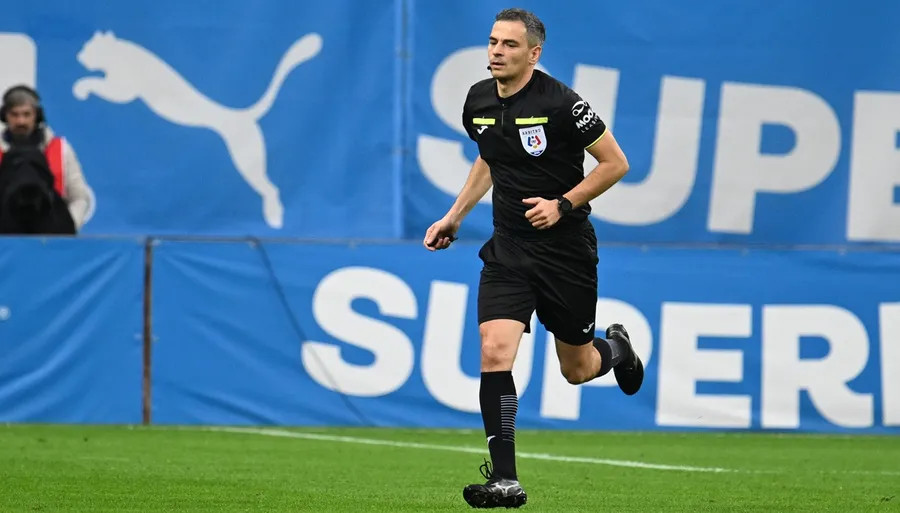 Scandal la Craiova - Slobozia! Fază controversată arbitrul a dat cartonaș roșu după ce a fost chemat la VAR