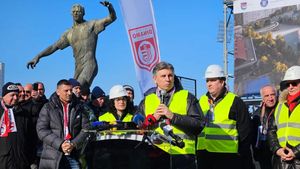 A început demolarea stadionului Dinamo pentru a face loc „bijuteriei” de 172.000.000 de euro. Toate imaginile din „Ștefan cel Mare”. Lupescu a primit un tricou din partea lui Andrei Nicolescu și Florentin Petre